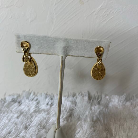 Vintage Pearl Tear Drop Earrings Gold Clip On - Picture 2 of 2